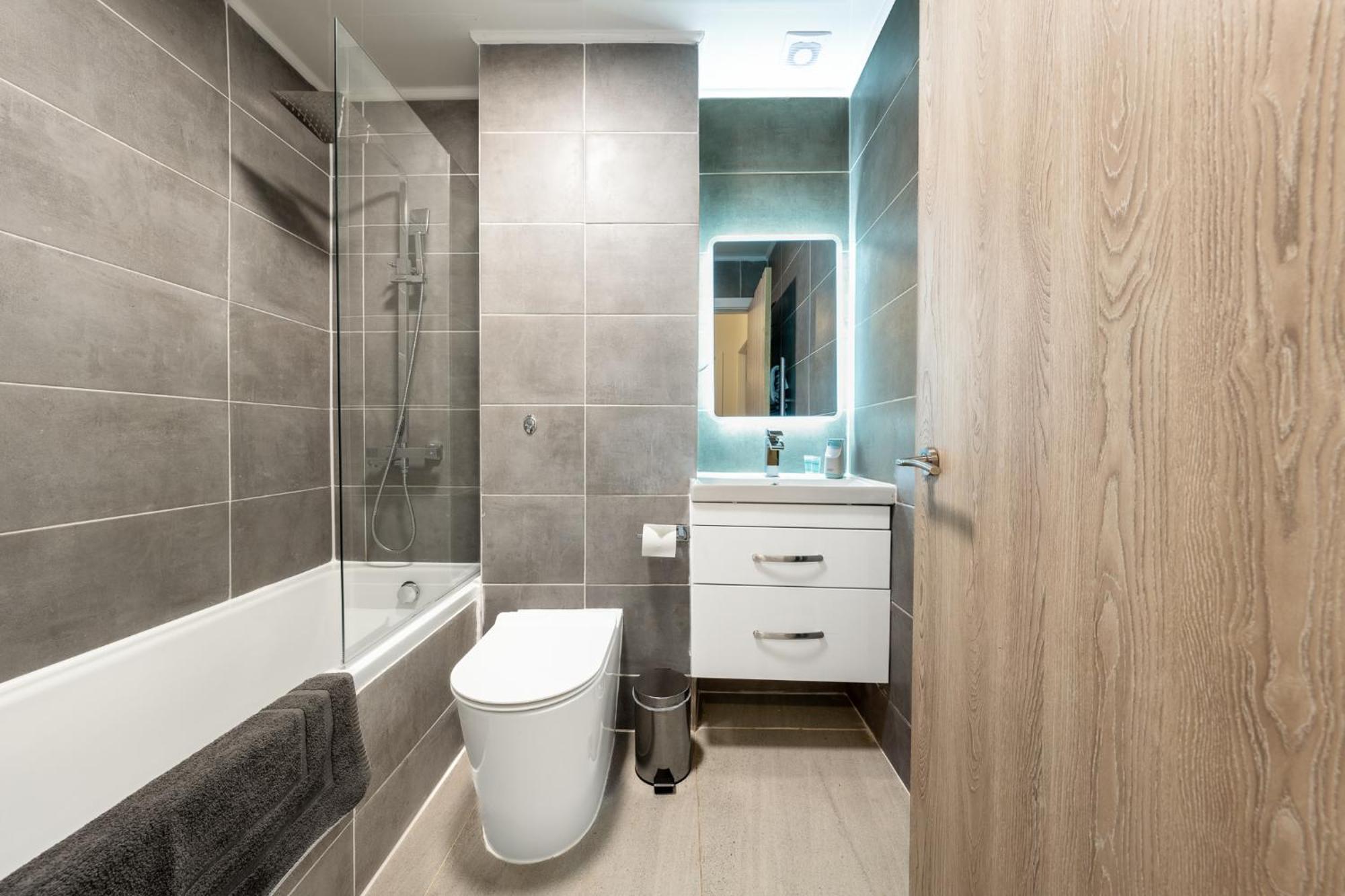 Ashview 6 - Heathrow - Windsor - Free Parking Apartment Staines-upon-Thames Ngoại thất bức ảnh